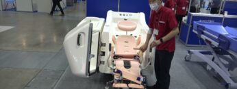 [国際モダンホスピタルショウ 2021] マルチモーションチェアバス「ルーミィ AS300」 - 株式会社アマノ