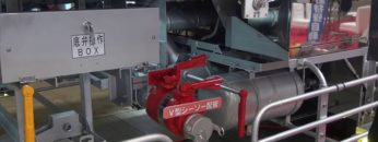 [ジャパントラックショー 2016] 「V型シーソー左右出し配管」機能付タンクローリ車 – 株式会社矢野特殊自動車