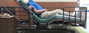 [第43回 国際福祉機器展 H.C.R.] 誤嚥予防介護用ベッド「和夢　彩」 – シーホネンス株式会社