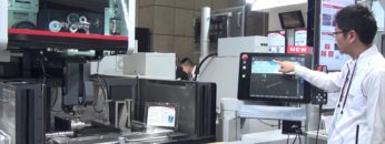 [JIMTOF 2016] ワイヤ放電加工機「MV2400S D-CUBES」 – 三菱電機株式会社