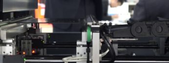 [第48回 ネプコン ジャパン] 基盤レーザーマーキング装置「Watson QR-800」 – 株式会社レクザム