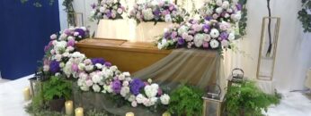 [エンディング産業展 2021] 祭壇装花「フラワリーフューネラル　フェミニン」 – 株式会社日比谷花壇