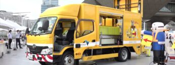 [ハイウェイテクノフェア 2021] 矢印板自動設置回収装置 搭載標準車「ロボアロー」 - 西日本高速道路メンテナンス九州株式会社